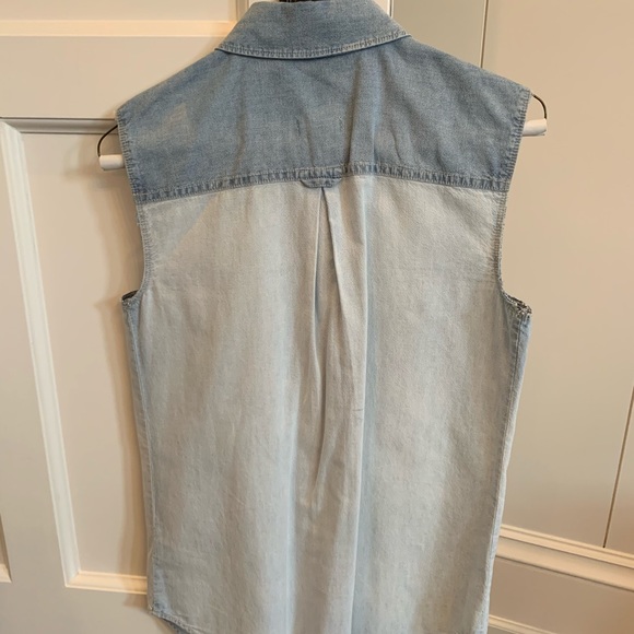 Madewell sleeveless denim button down - Picture 2 of 3